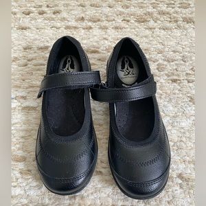 Little Girls size 12.5 hush puppy uniform shoes